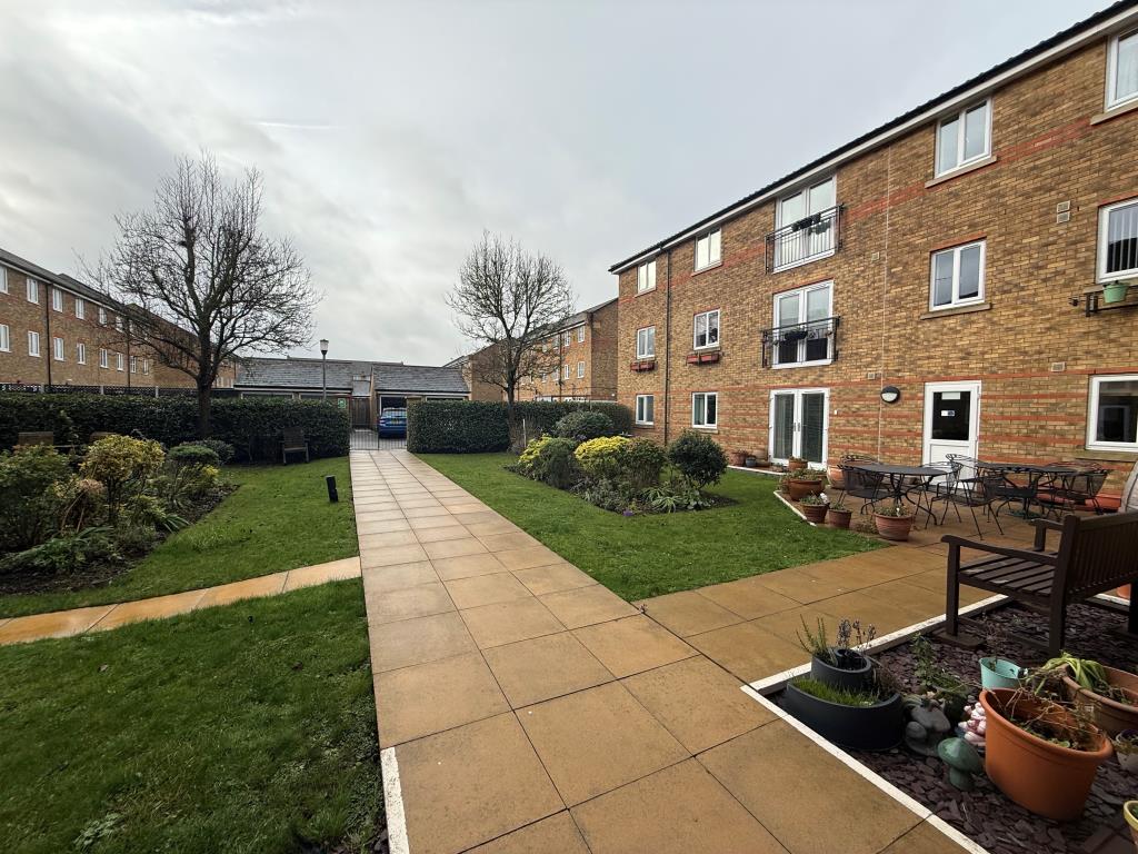 Lot: 50 - TWO-BEDROOM RETIREMENT FLAT IN NEED OF IMPROVEMENT - Communal gardens with seating spaces